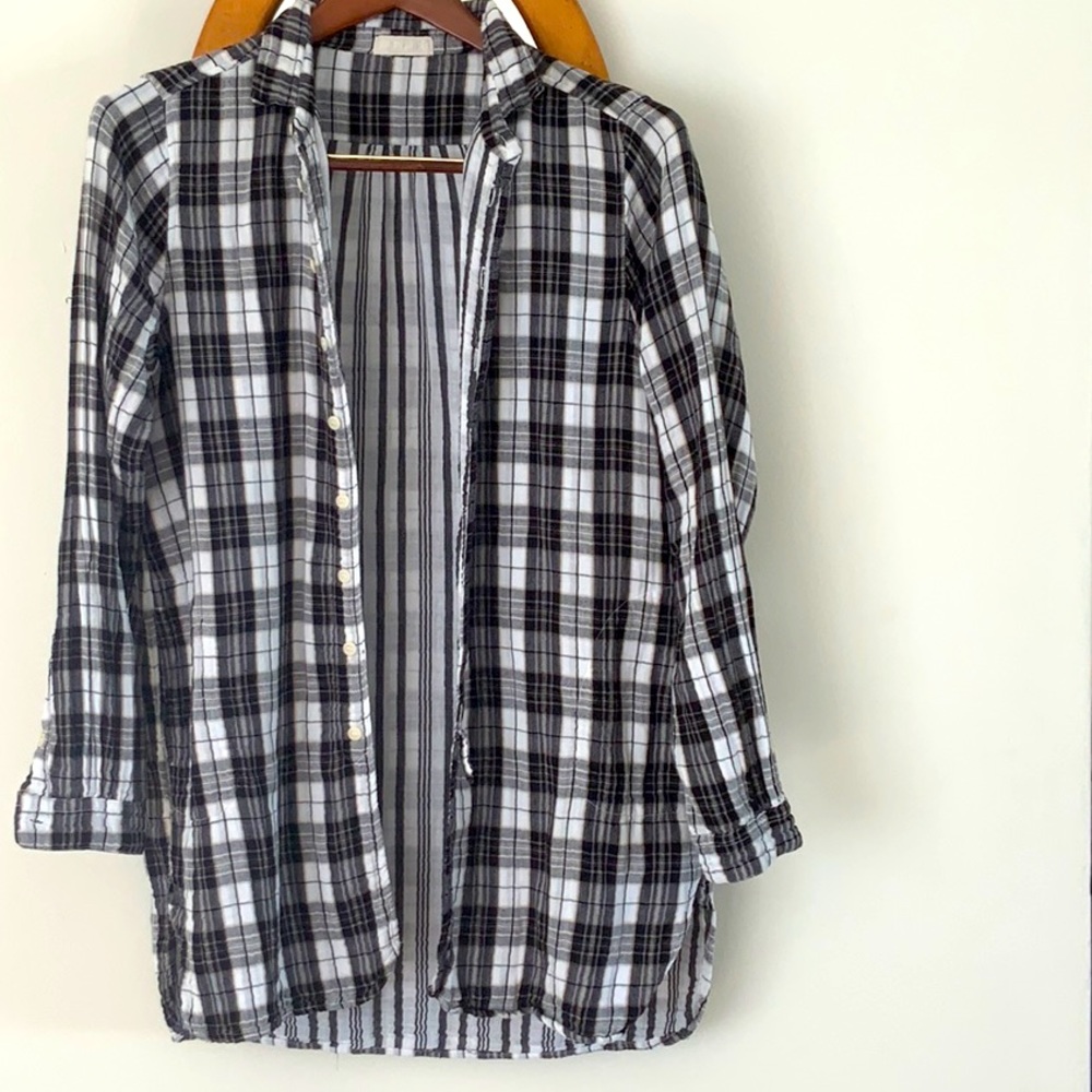 Double gauze 100 percent cotton shirt with pockets.
